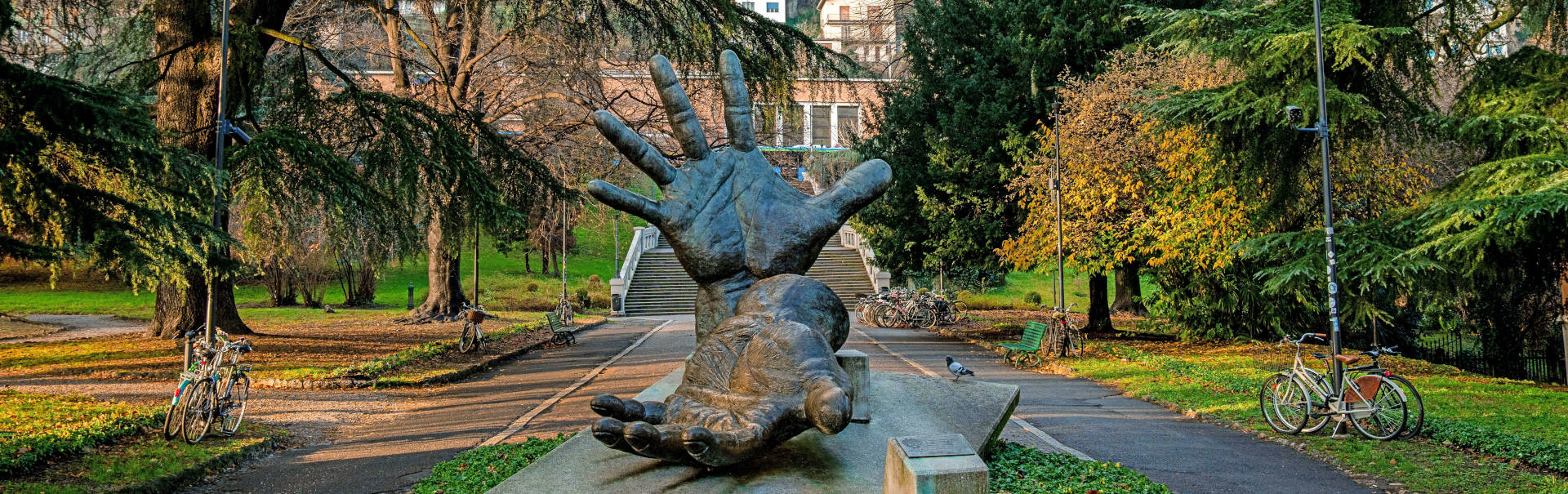 monumento Le Mani Como